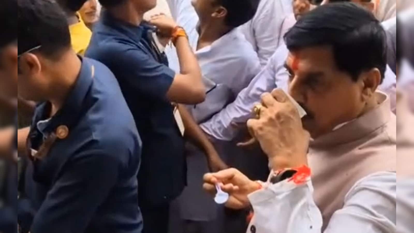 अचानक रुका CM मोहन का काफिला, सड़क किनारे दुकान पर पी लस्सी