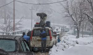 जम्मू-कश्मीर में बर्फबारी,तापमान माइनस 11.2 डिग्री पहुंचा